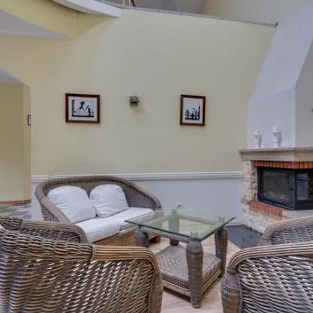 Kemp Maalaistalo Uima-Altaalla Uurainen