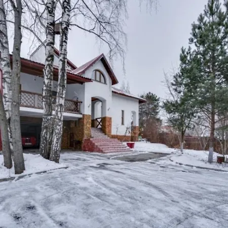 Maalaistalo Uima-Altaalla Uurainen